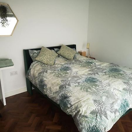 Stylish Apartment In Horsham With Parking And Own Entrance Buitenkant foto