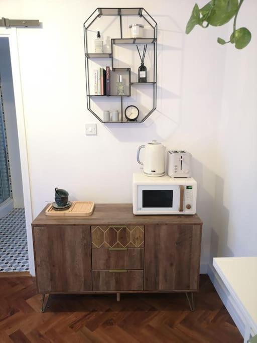 Stylish Apartment In Horsham With Parking And Own Entrance Buitenkant foto
