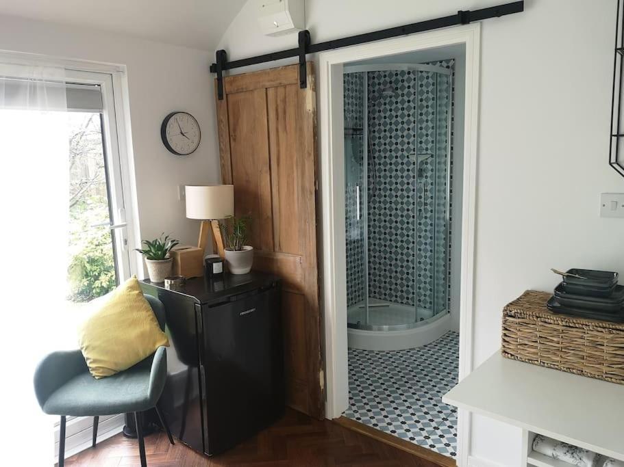 Stylish Apartment In Horsham With Parking And Own Entrance Buitenkant foto