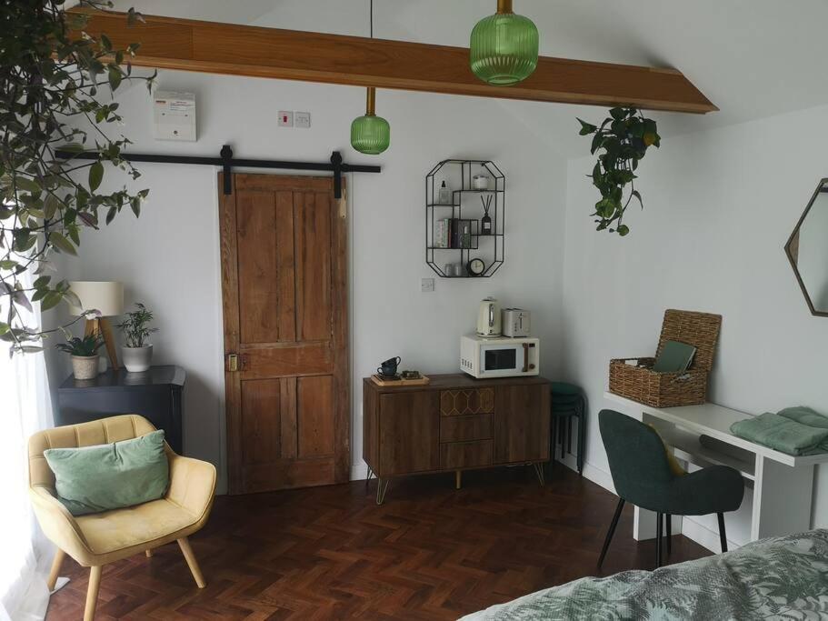 Stylish Apartment In Horsham With Parking And Own Entrance Buitenkant foto