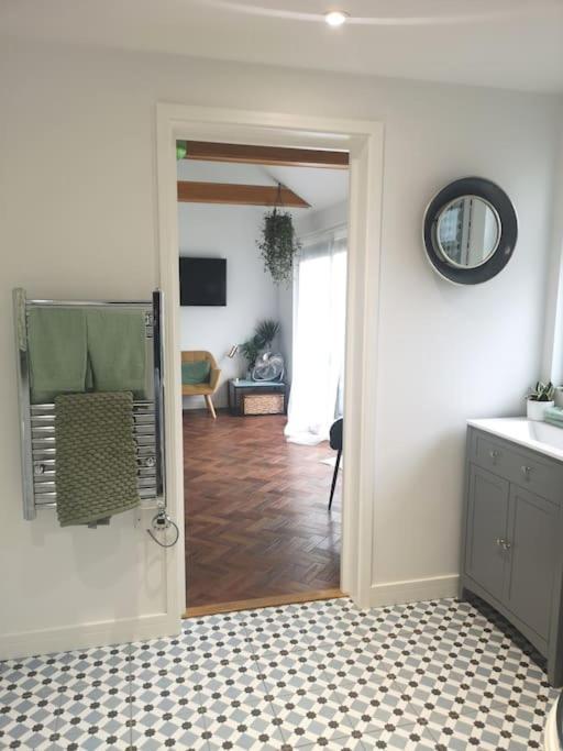 Stylish Apartment In Horsham With Parking And Own Entrance Buitenkant foto